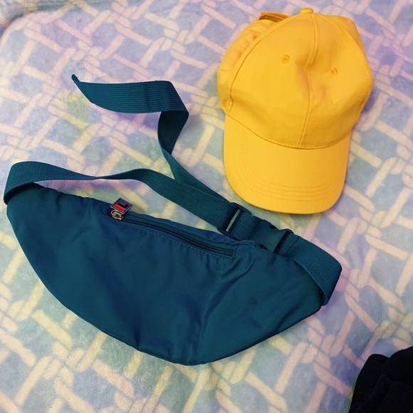 FILA Peacoat Fanny Pack w/ Free Yellow Cap - Picture 2 of 3